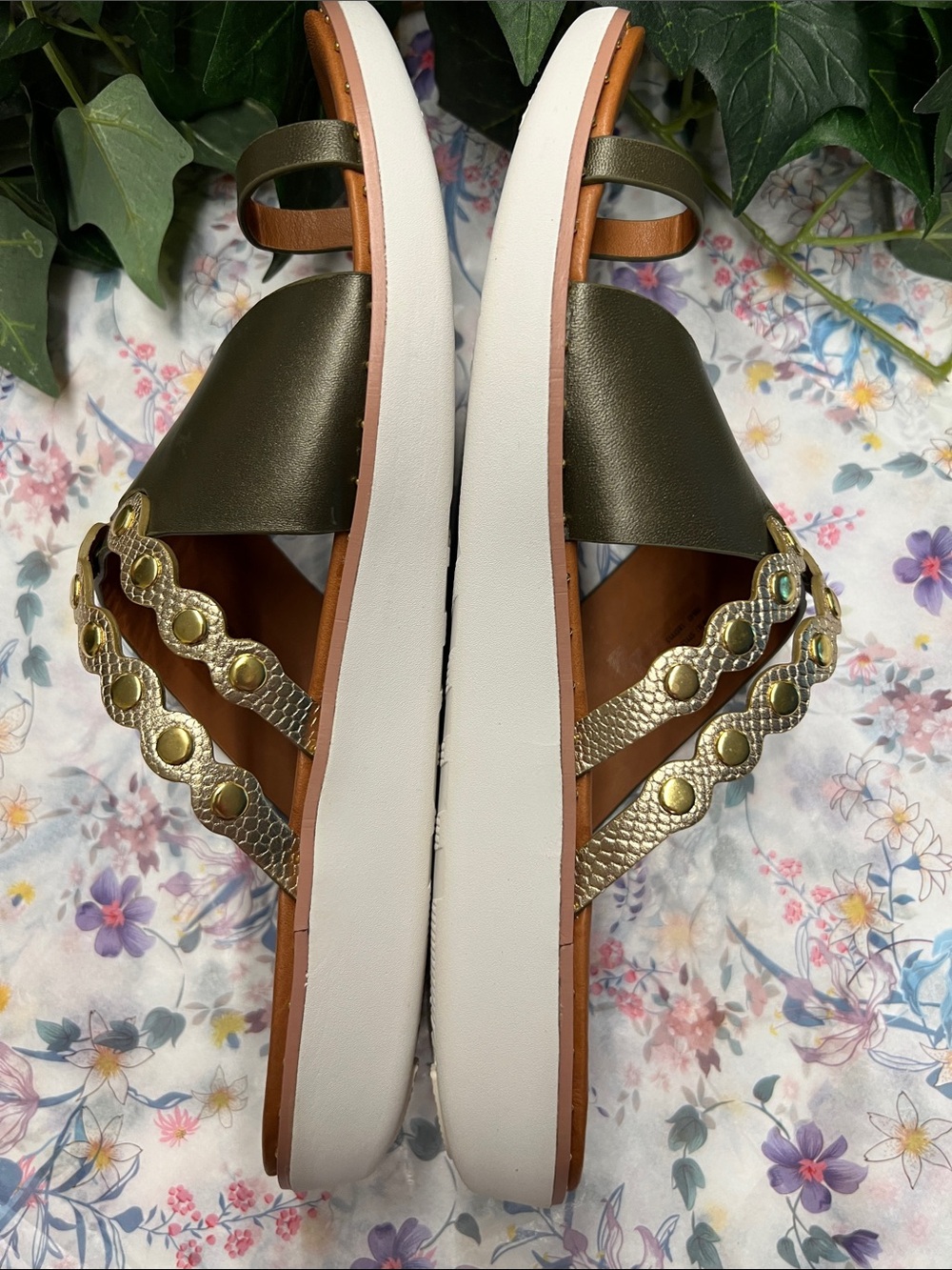NIB-Fitflop Avocado & Tan Leather Toe Post Sandals With Gold Scallops Size 10 - Picture 6 of 16